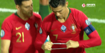 笑喷！C罗戴发带造型太辣眼 队友捂嘴直发笑|gif