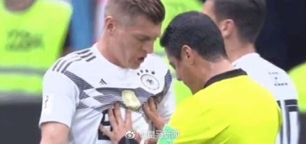 克罗斯被袭胸了!