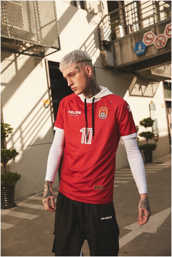 俄罗斯:采用经典的红白配色,球衣胸前印有“前进吧俄罗斯”的俄文字样,激励运动员在赛场上为国而战。