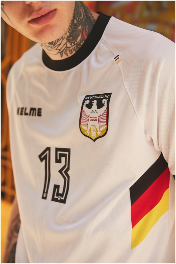 德国：从1990年世界杯比赛服中汲取设计灵感。将德意志战车最具代表性的黑红黄三色融入到球衣之中。
