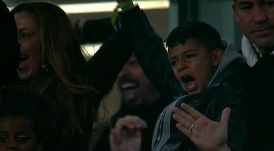 C罗的大儿子也陷入疯狂