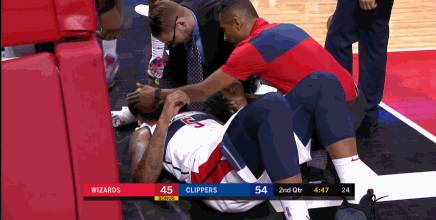 內訌嚴重?巫師悍將被肘腦震盪離場 隊友全無視,唯有快艇球員前來慰問!-黑特籃球-NBA新聞影音圖片分享社區