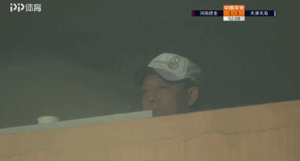 王宝山看台点烟观战