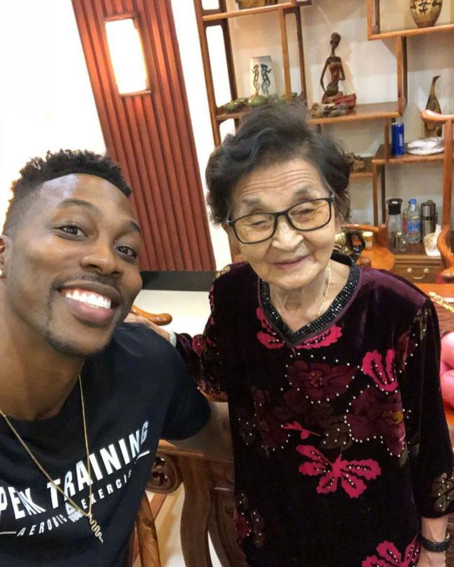 霍华德与老奶奶合影