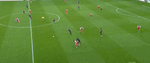 德甲-莱万进球追平纪录 拜仁两度领先2-2客平