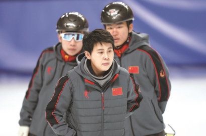 王濛(中)成中国速滑总教头 图 新华社