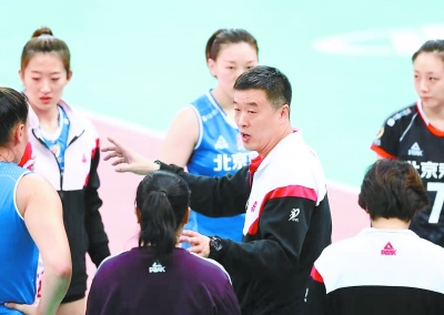 张建章指挥北汽女排比赛 记者 刘平摄