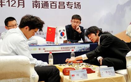 ▲ 2015年末至2016年初,就在与AlphaGo对局的前夜,李世石与柯洁在第二届梦百合杯世界围棋公开赛决赛中相遇。当时,柯洁执白棋连胜34局,号称“执白不败”。2015年12月30日 ,在首局比赛中李世石执黑棋击败柯洁,顺带着击碎了柯洁的“执白不败”神话。但是最终结果却是2:3,李世石无缘最后的冠军。