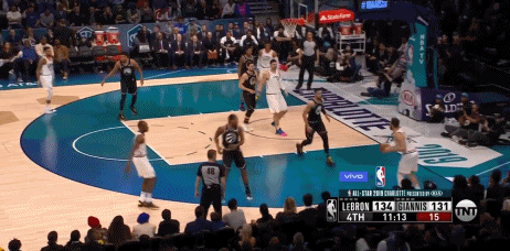 【影片】前任和現任的正面對決!Griffin單挑Simmons後撤步三分出手,沒能命中-黑特籃球-NBA新聞影音圖片分享社區