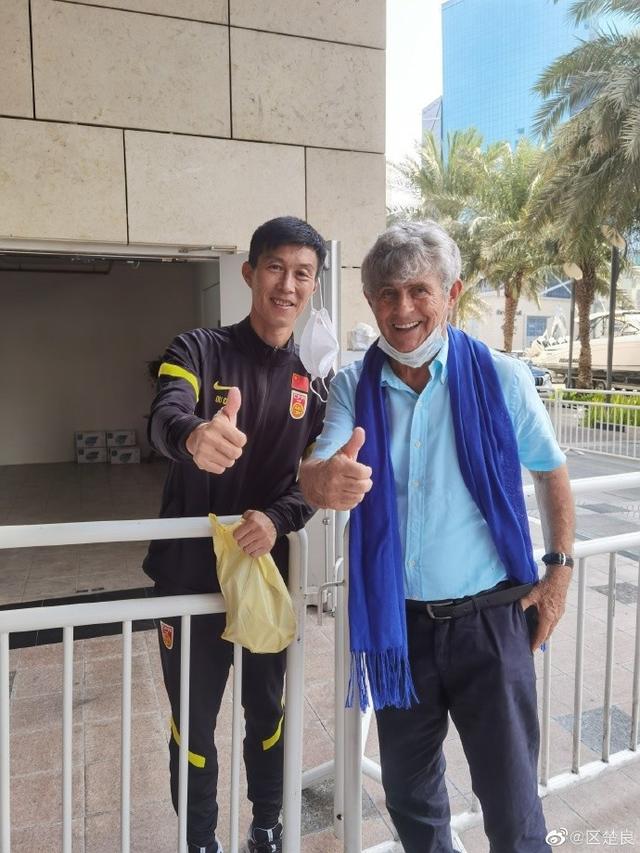【博狗体育】区楚良晒与米卢合影:一起踢足网球的场景又浮现