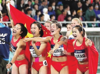 中国队选手韦永丽、葛曼棋、孔令微、梁小静（从左至右）赛后庆祝　图　新华社