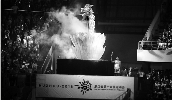 孙杨点燃主火炬