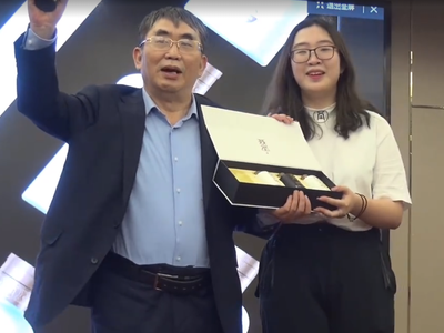 视频-聂卫平收到女儿的礼物