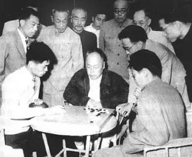 陈毅观战围棋比赛