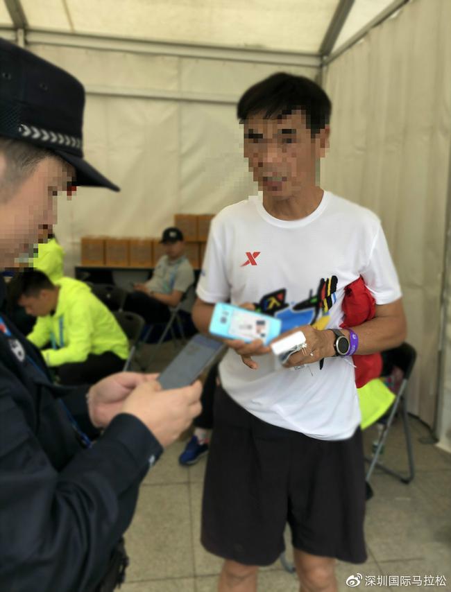 【博狗体育】马拉松冠军被拉拽与国旗合影 险跌倒拉人者已道歉