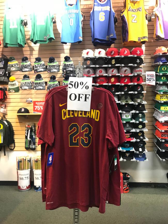 詹姆斯必離隊?美國商店半價出售騎士23號T恤-黑特籃球-NBA新聞影音圖片分享社區