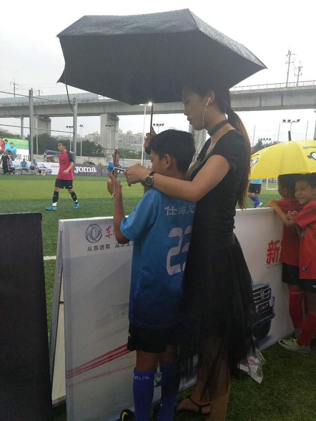 足金杭州站场边特殊直播组合:美女网红+足球少年