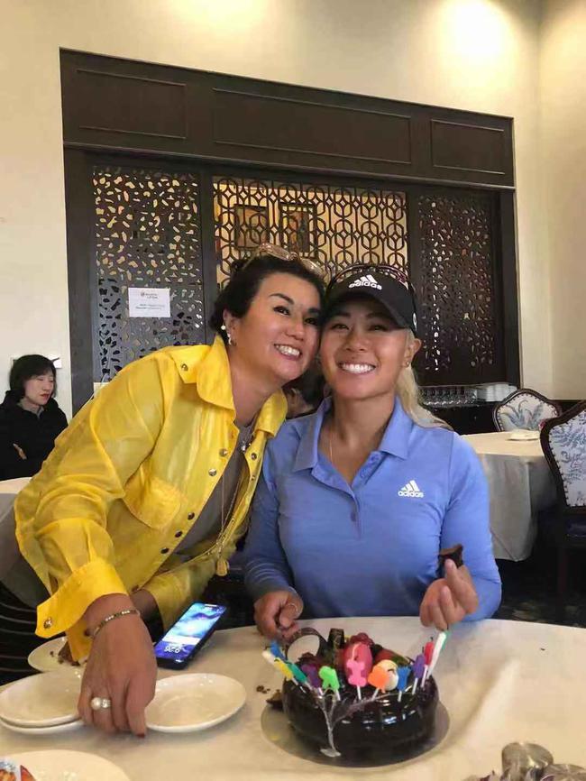 姜孝林与妈妈一起庆祝生日（LPGA供图）