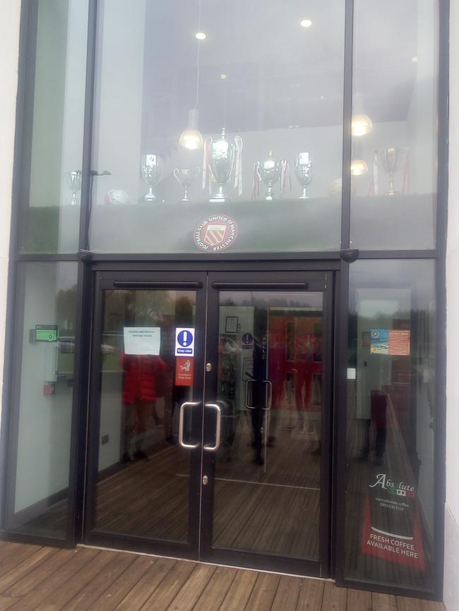 俱乐部入口和陈列的奖杯