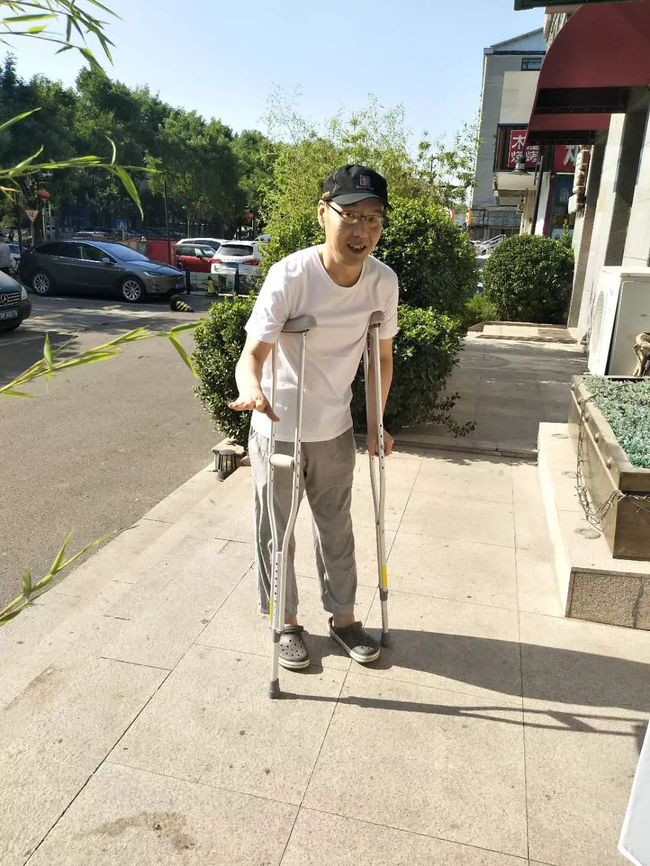 同样是拄着双拐来到正和天下的于海,在做完康复后直接脱拐行走