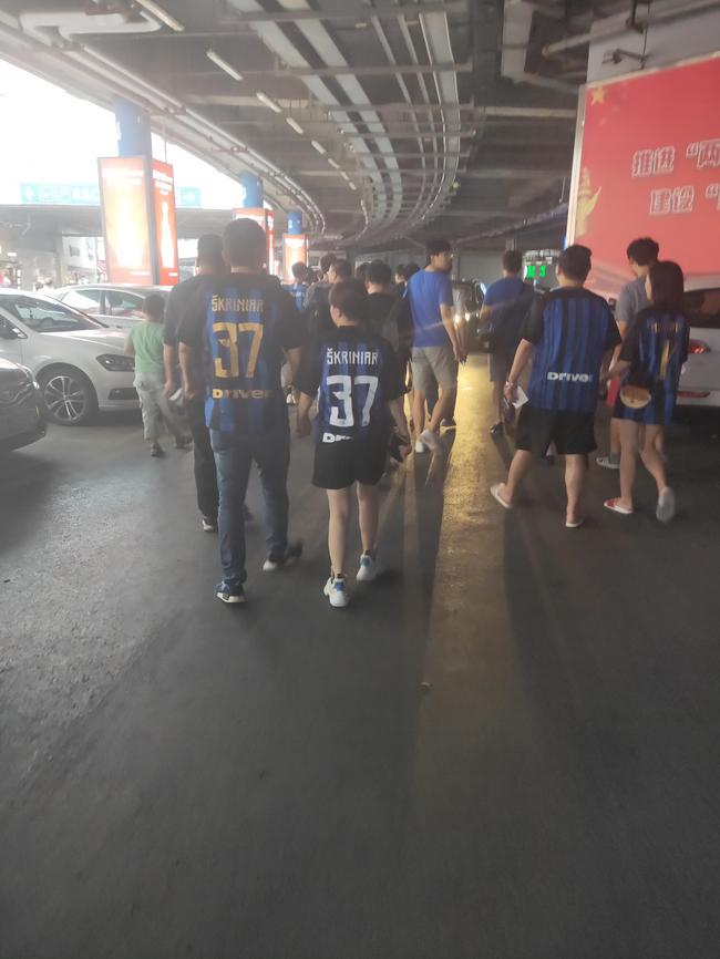 两件什克里尼亚尔的球衣