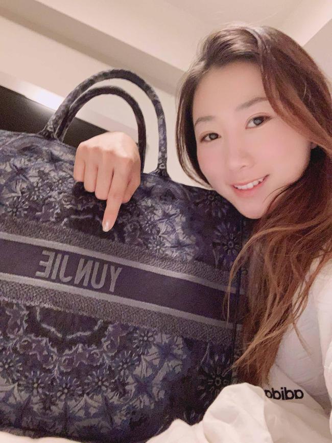 张芸杰和她的手提包