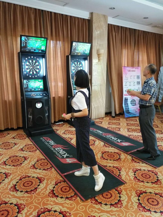 體驗鳳凰飛鏢機的工會代表