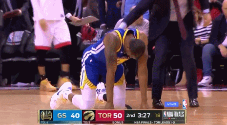 【影片】頭部受傷!Iguodala撞上小Gasol,痛苦捂著後腦勺目前已返回更衣室!-黑特籃球-NBA新聞影音圖片分享社區