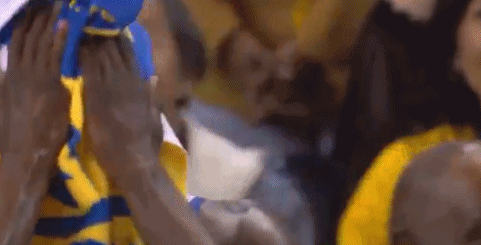 【影片】心疼老詹!詹皇進攻慘遭追夢綠戳眼,直播鏡頭給到這一幕讓人心碎!-黑特籃球-NBA新聞影音圖片分享社區