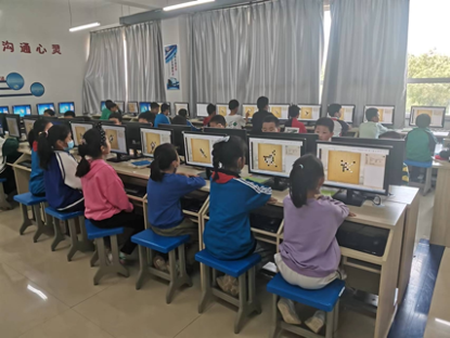 铁新里小学赛场