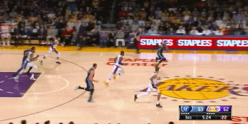 【影片】化身傳球大師!Kuzma不停球助攻球哥輕鬆吃餅,這球讓詹皇都笑了,網友感歎:很有飄髪哥的影子!-黑特籃球-NBA新聞影音圖片分享社區