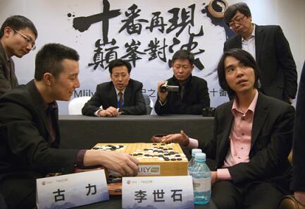 ▲ 这一幕,永远消失在历史的长河中。50余年后,十番棋大战再现江湖。2014年,梦百合杯李世石、古力十番棋大战进行了整整一年。结果,李世石以6:2战胜古力夺得500万元人民币(8.8455亿韩元)的巨奖。