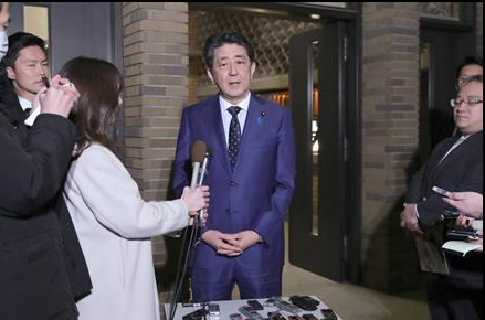 电话后在首相官邸接受采访的安倍晋三首相