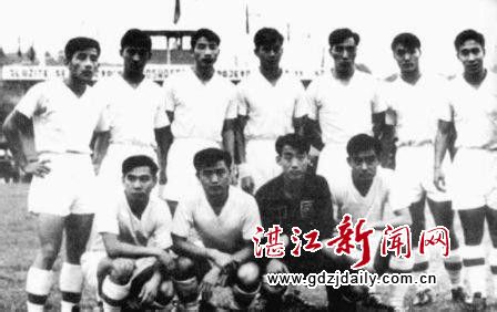 上世纪五十年代中国足球队合影,前排左一为陈福赉