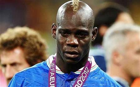 很多人记住了巴神2012年欧洲杯上庆祝，却忘了那个22岁的孩子决赛后哭了