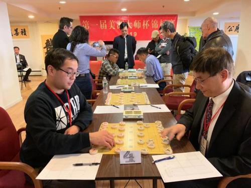 选手对弈争夺首届美洲象棋大师杯锦标赛的棋王。(美国《世界日报》/牟兰 摄)