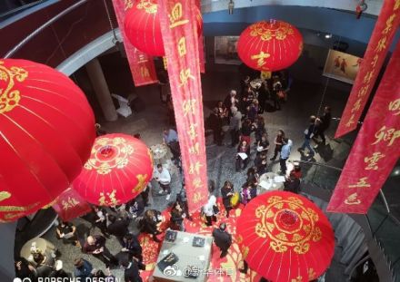 奥林匹克博物馆亮起“中国红”