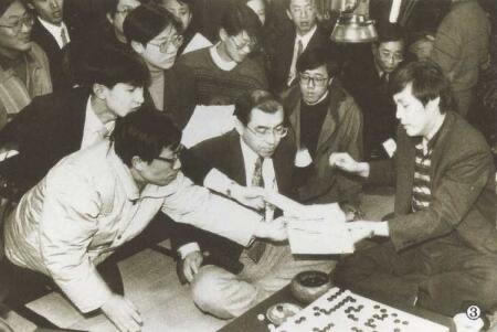 第四届真露杯曹薰铉赢下主将战后为棋迷签名