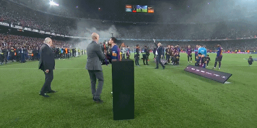 队长梅西第一次亲自捧杯！身边没人略有点冷清