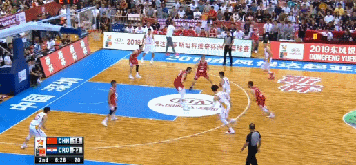 大火锅后立刻飞身暴扣！大魔王撑起男篮禁飞区