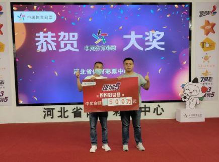 大奖得主领奖照