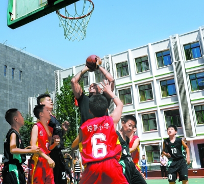 学生打表演赛≮作业≯ 场边师生齐喊马政委〔