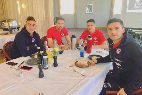 桑切斯发自己和国家队队友们一起用餐的照片