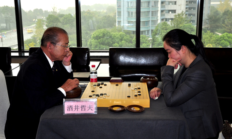 2013年酒井哲夫先生与董勤女士对弈照片