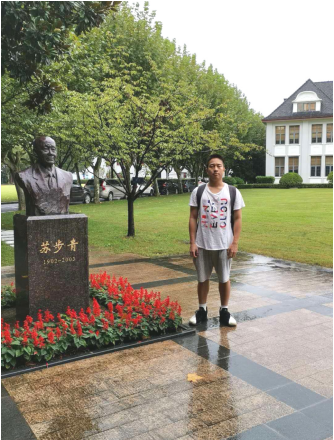快枪手施瑞5段在校园中寻访前辈足迹