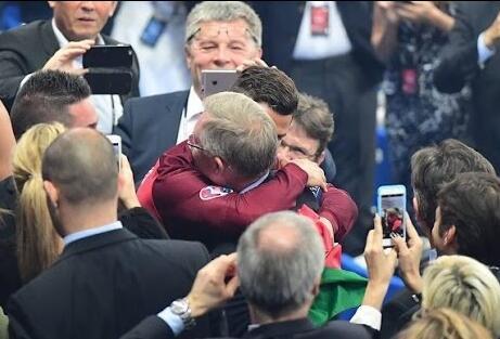 爵爷和C罗欧洲杯决赛后也曾拥抱