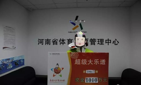 中奖得主领奖照