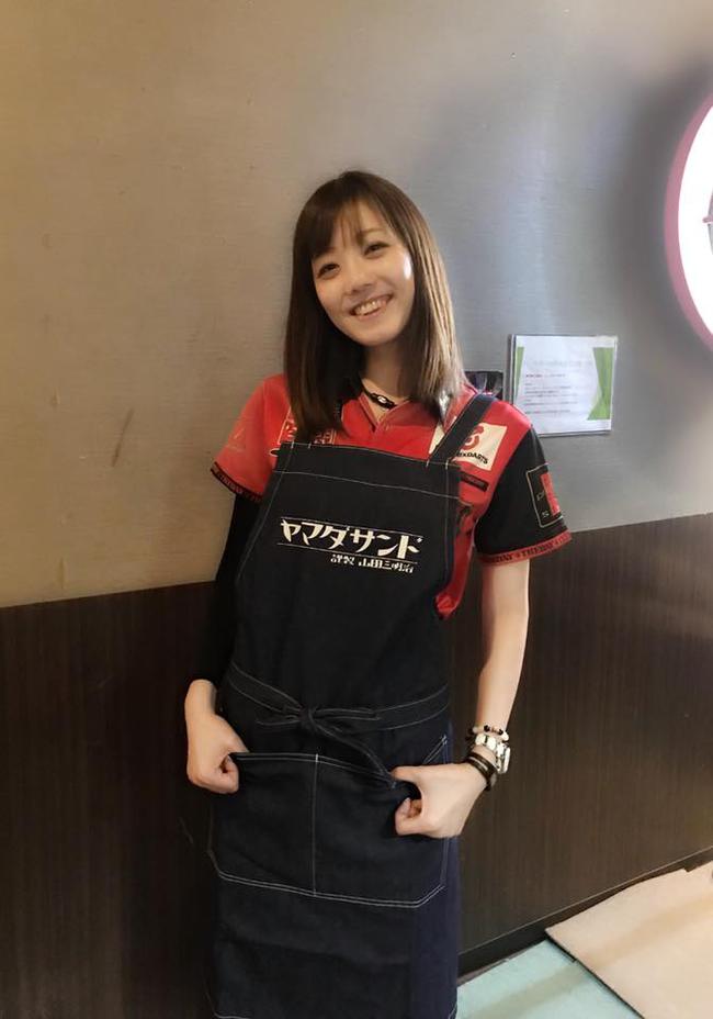 靜加小姐姐穿着勇樹三明治家的揹帶褲,可愛哦~