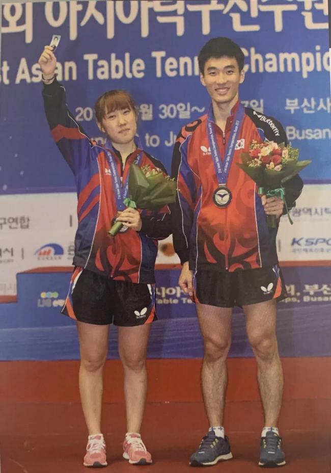 釜山亚锦赛上实现夺金承诺，朴英淑在领奖台上拿出父亲的照片，两人的爱情也正式从这里开始。