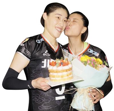 女排半决赛期间,刘晓彤庆祝29岁生日,好姐妹曾春蕾(右)送热吻。 图/Osports